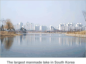 The largest manmade lake in South Korea 